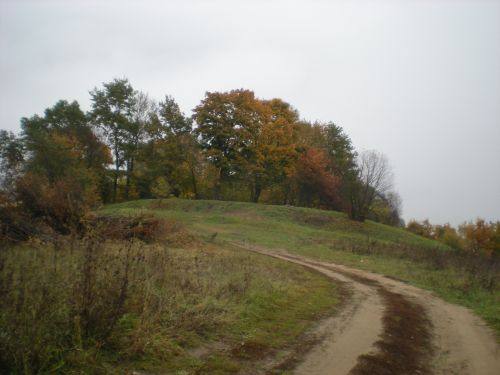 Grabhügel Zarde, Kuncai mit der Siedlung, 2014.